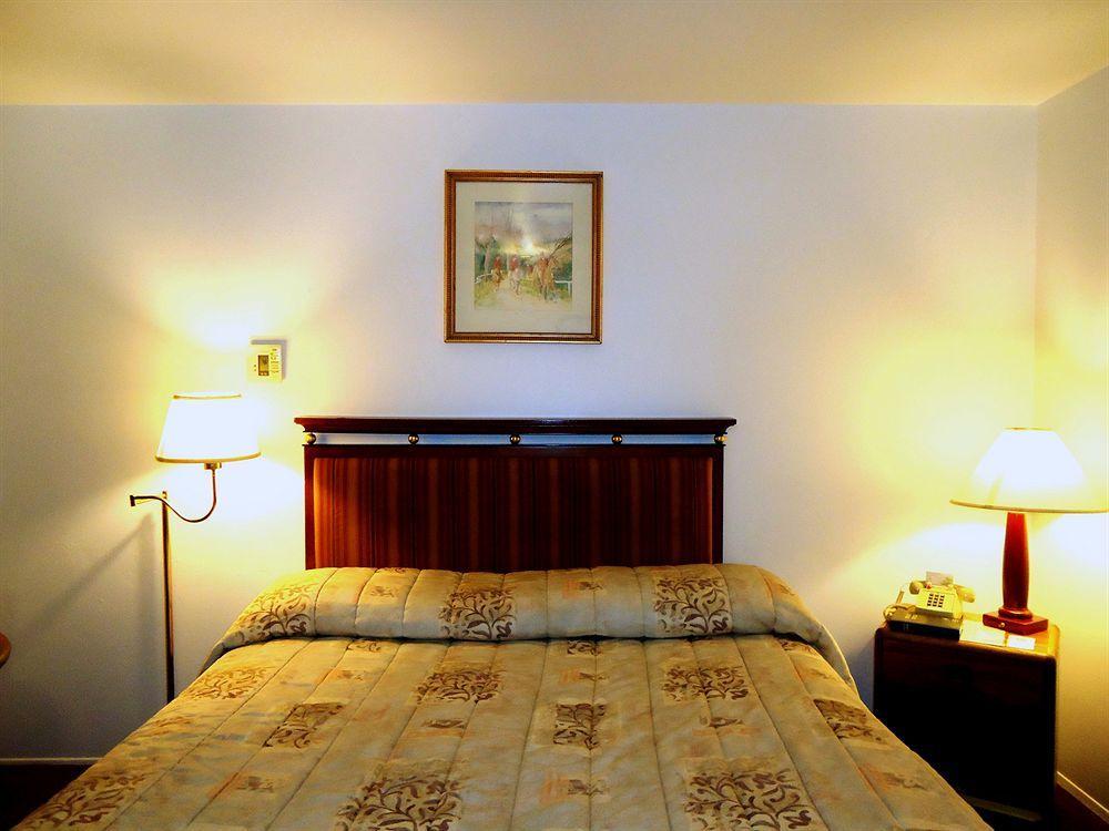 Maple Inn And Suites Лос-Банос Экстерьер фото