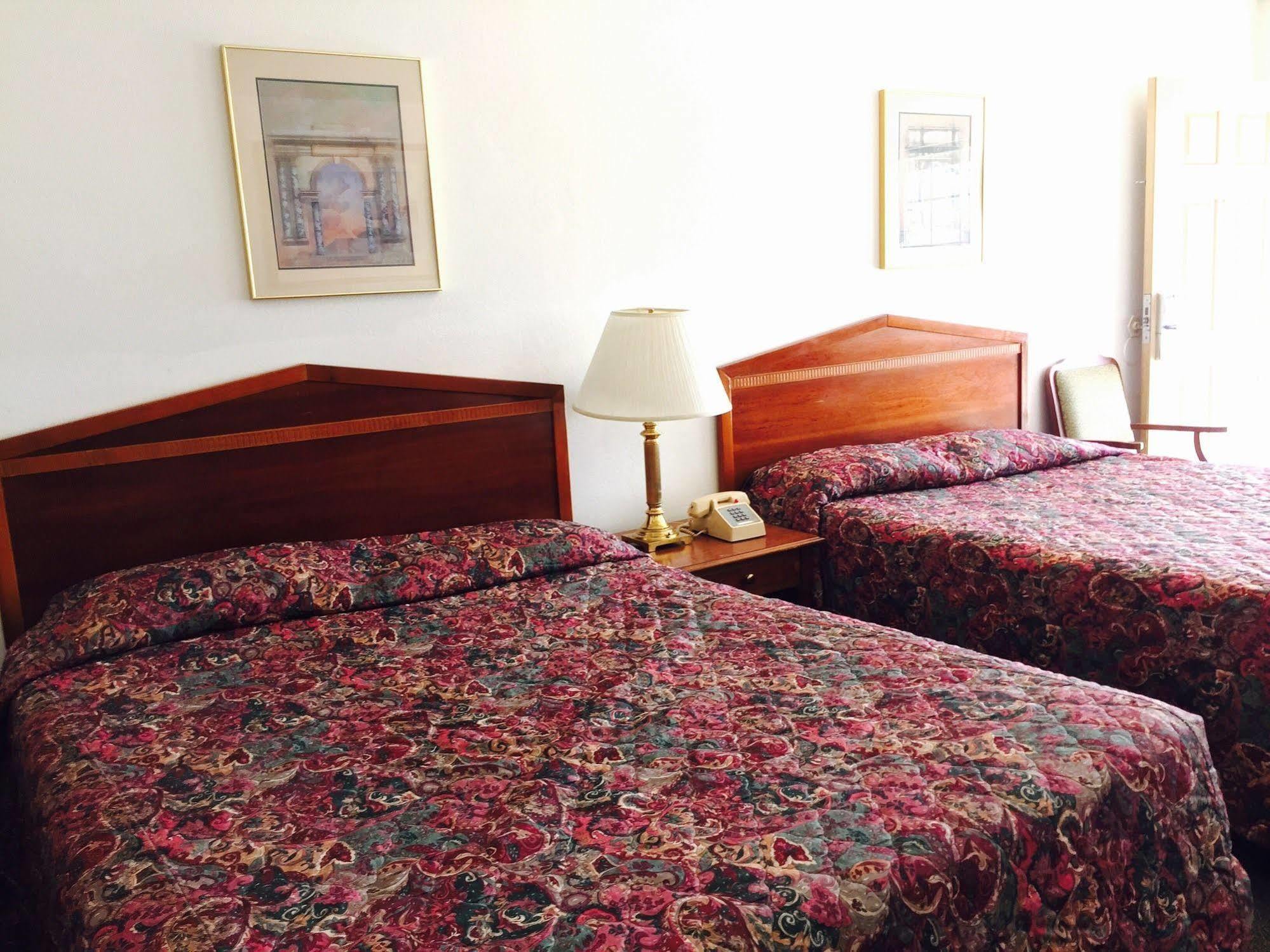 Maple Inn And Suites Лос-Банос Экстерьер фото
